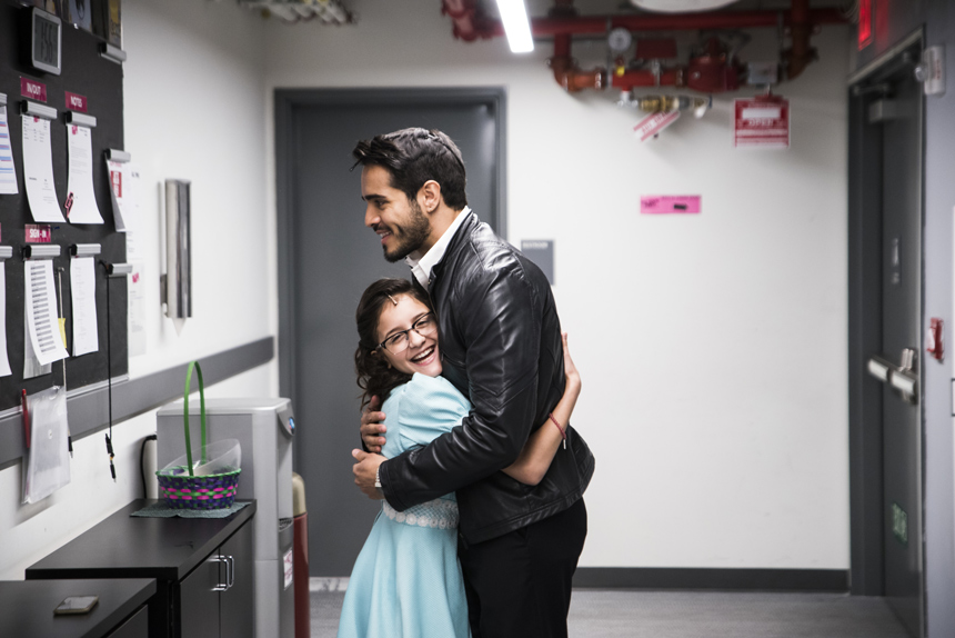 Ektor Rivera- On Your Feet- Backstage- Amaris Sanchez